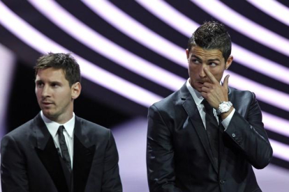 Messi y Ronaldo, durante la gala para elegir al mejor jugador de la Champions, en una imagen de archivo.-REUTERS / ERIC GAILLARD