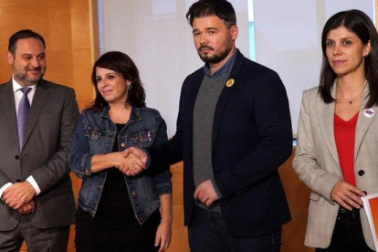 Reunión entre los equipos negociadores del PSOE y ERC en el Congreso de los Diputados, el pasado 28 de noviembre.-JOSÉ LUIS ROCA