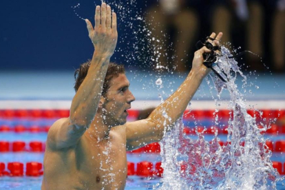 Phelps, exultante, celebra una de sus dos nuevas medallas de oro en Río.-PATRICK B KRAEMER / EFE
