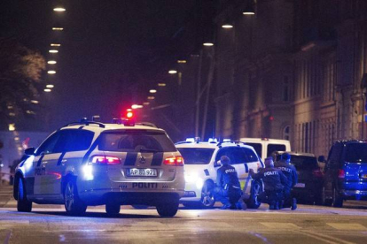 La policía danesa detrás de los coche patrulla en las calles de Copenhage.-Foto:   MARTIN SYLVEST / AFP