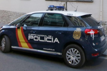 Coche patrulla de la Policía Nacional-MANUEL LORENZO / EFE