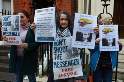 Seguidores de Assange,  ante la embajada ecuatoriana.-AFP / NIKLAS HALLEN