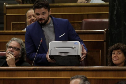 Rufián muestra una impresora durante la sesión de control al Gobierno, este miércoles.-JOSE LUIS ROCA