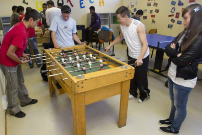 La sala de futbolines y de mesas de ping pong es una de las más utilizadas.-ISRAEL L. MURILLO