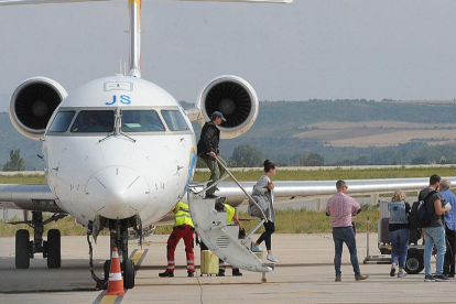 Imagen de pasajeros bajando de un avión en Villafría. ECB
