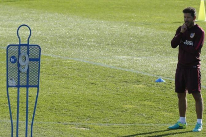 Simeone, pensativo, durante el entrenamiento del Atlético este viernes en Majadahonda.-EFE / JUAN CARLOS HIDALGO