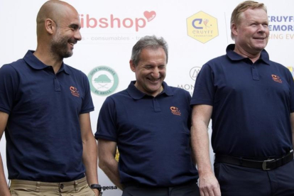Guardiola, Txiki y Koeman, durante el torneo benéfico de la Fundación Johan Cruyff en el Montanyà.-EFE / MARTA PÉREZ