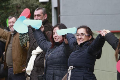 El Creer acogió ayer la tercera cadena humana por las enfermedades raras en la que no faltaron los corazones de colores como señal de diversidad.-Raúl Ochoa