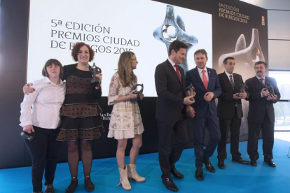 Imagen de los premiados con el alcalde de Burgos, Javier Lacalle.-RAÚL G. OCHOA