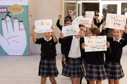 Los alumnos plasman en carteles dibujos y mensajes con los que tratan de fortalecer los compromisos adquiridos con el resto de sus compañeros.-ONCE