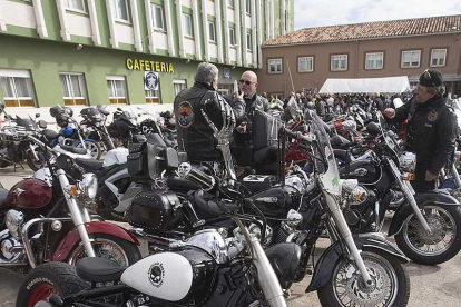 Un grupo de motos aparcadas durante una concentración.-R. OCHOA