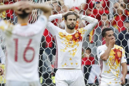Juanfran, de espaldas, Piqué y Lucas Vázquez se lamentan tras una jugada en el partido ante Italia.-EFE / JUANJO MARTÍN