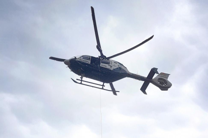 Agentes de la Guardia Civil rescatan en helicóptero una persona de 75 años en el Monte de Peguerinos.-ICAL