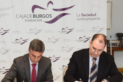 Rafael Barbero y Miguel Ángel Benavente, ayer, en la firma del acuerdo.-RAÚL G. OCHOA