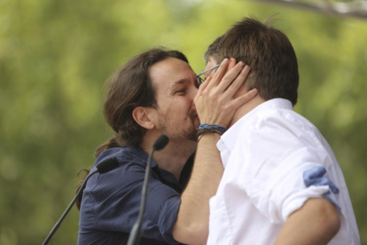 Pablo Iglesias y Xavier Domènech, durante el acto de En Comú Podem en Barcelona.-DANNY CAMINAL