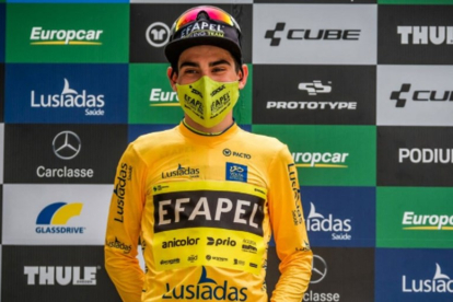 André Domingues posa con el maillot de líder en la Vuelta a Portugual sub23. FEDERACIÓN PORTUGUESA DE CICLISMO