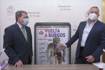 César Rico, presidente de la Diputación de Burgos, y Lorenzo Rodríguez, vicepresidente, durante el acto de presentación de la Vuelta a Burgos. RAÚL OCHOA