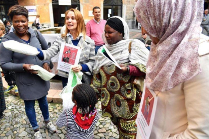 Varios inmigrantes participan en una protesta contra las medidas discriminatorias en la localidad italiana de Lodi.-DANIEL DAL ZENNARO (EFE)