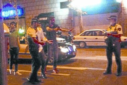 Piqué discute con dos agentes de la Guardia Urbana de Barcelona, el pasado 13 de octubre.-