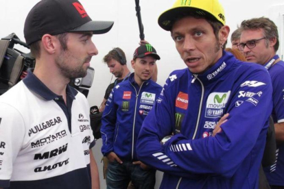 Eugene Laverty, Jorge Lorenzo, al fondo, y Valentino Rossi, hoy en Silverstone (Inglaterra).-EMILIO PÉREZ DE ROZAS / Enviado especial