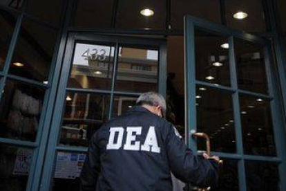 Un agente de la DEA entra en una farmacia de Beverly Hills, en agosto del 2009.-Foto: GABRIEL BOUYS / AFP