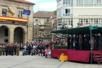 Efectivos del Grupo de Honores de la Guardia Real ayer en Espinosa de los Monteros.-ECB