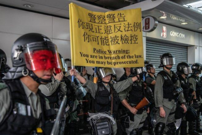 Policía de Hong Kong advierte a manifestantes de la prohibición de las protestas.-GETTY / CARL COURT