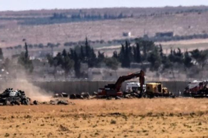 Un tanque turco regresa de Siria durante la ofensiva turca contra posiciones de Estado Islámico, este domingo.-BULENT KILIC / AFP