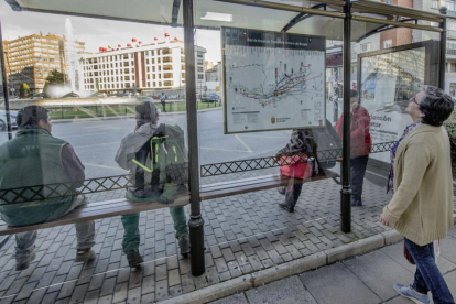 Una viajera mira el plano de las líneas ubicado en una de las marquesinas de la Plaza de España.-ISRAEL L. MURILLO