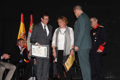Los padres del Guardia Civil Carlos Sáenz de Tejada García recogieron la distinción entre los aplausos de los asistentes.-G.G.