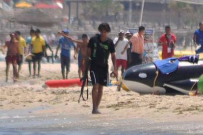 El terrorista Seifeddine Yacoubi, el viernes, en la playa de Susa.-