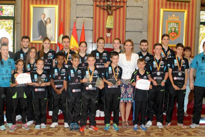 Los canteranos del Clínica Colina posan con los técnicos y con la concejala de Deportes, Lorena de la Fuente, ayer.-ISMAEL DEL ÁLAMO / BURGOSCONECTA