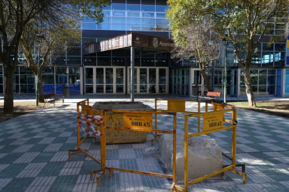El lugar donde estaba la estatua tras la actuación este lunes de los servicios municipales de Palencia.-A. ÁLVAREZ (EFE)
