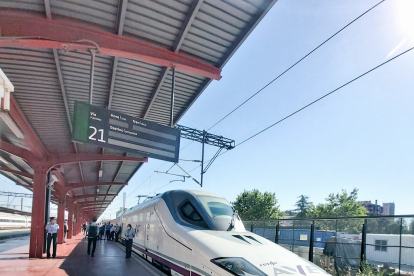 El AVE con destino a Burgos, estacionado esta mañana en la vía 21 de Madrid Chamartín. ADIF