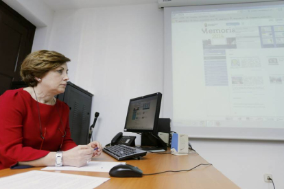 Milagros Moratinos, directora del Archivo Municipal, frente al ordenador durante la rueda de prensa de presentación de la herramienta.-Raúl Ochoa