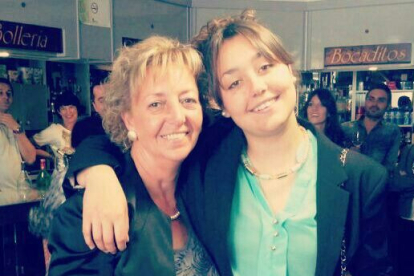 Lidia González con su madre. ECB