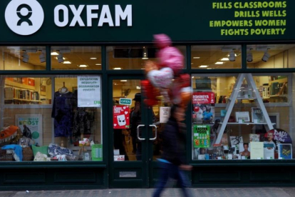 Un peatón pasa por delante de una tienda de Oxfam, en Londres, el 12 de febrero.-/ REUTERS / PETER NICHOLLS