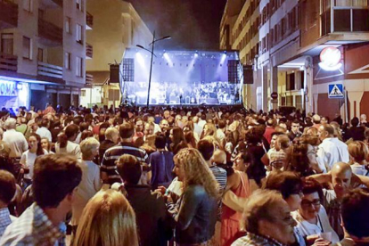 Las verbenas nocturnas en Villarcayo han abarrotado más si cabe las calles de la localidad.-ECB