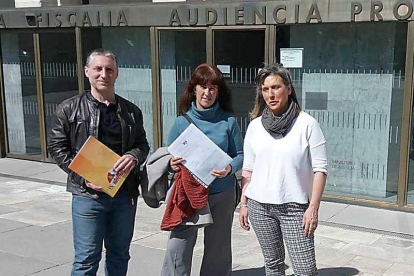 Hernández, Íñiguez y Cristóbal Sanz, ayer frente a la Audiencia.-RAÚL G. OCHOA