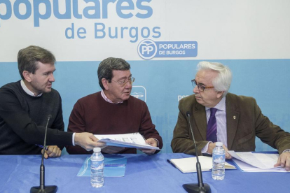 Javier Lacalle y César Rico, ayer, al inicio de la junta directiva del PP.-SANTI OTERO