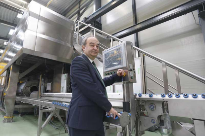 El futuro propietario de Hiperbaric, Antonio Hernando, en las instalaciones de la compañía.-RAÚL G. OCHOA
