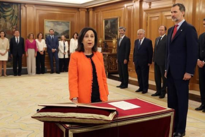 La ministra de Defensa Margarita Robles promete su cargo ante el Rey.-EFE