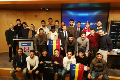 Gerard Piqué posa con los jugadores y colaboradores del FC Andorra, en Andorra la Vella.-ANNA RIBAS / EL PERIÓDIC D'ANDORRA