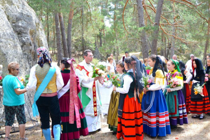Momento de la ofrenda floral celebrada en la romería popular.-RAQUEL FERNÁNDEZ