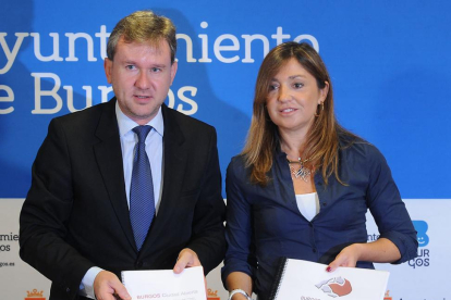 El alcalde, Javier Lacalle, y la concejal de Turismo, Carolina Blasco, posan con el documento.-ISRAEL L. MURILLO