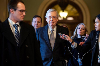 El lider republicano en el Senado de Estados Unidos  Mitch McConnell  conversa con los medios mientras abandona el Capitolio  en Washington, Estados Unidos.-JIM LO SCALZO / EPA