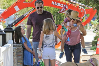 Ben Affeck y Jennifer Garner celebran el 4 de julio con sus hijos Violet, Seraphina y Samuel.-GTRES