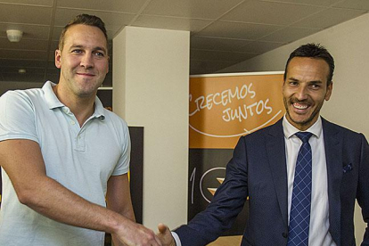Marcos Martínez estrecha la mano al patrocinador, Félix Sancho-Santi Otero