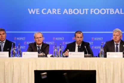 Los directivos de la UEFA en conferencia de prensa.-