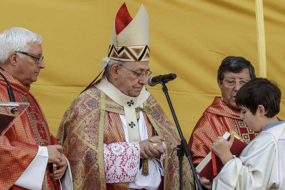 El arzobispo de Burgos, Francisco Gil Hellín, en la homilía del Domingo de Ramos de este año.-SANTI OTERO